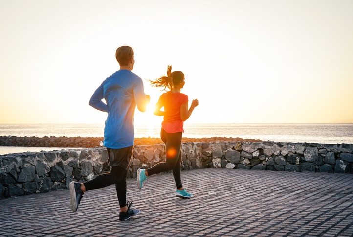Beneficios y Peligros de Correr por la Orilla de la Playa